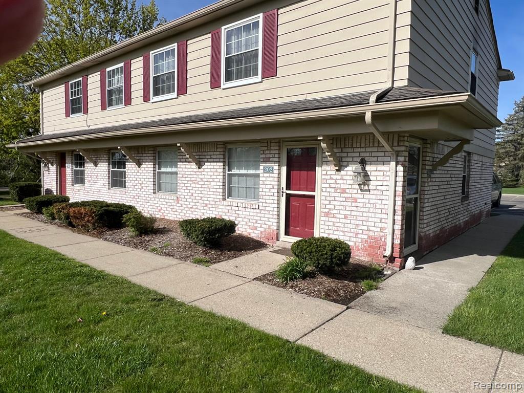 202 PRINCETON Drive, South Lyon, MI 48178 — Photo 2