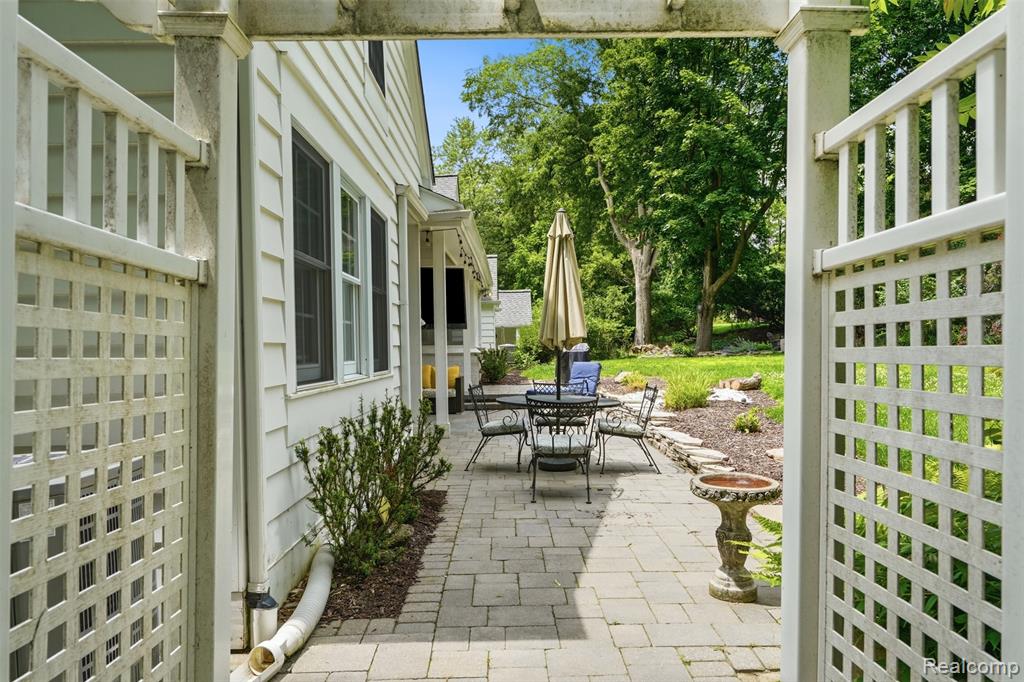 27310 Crestwood Drive, Franklin, MI 48025 — Photo 57