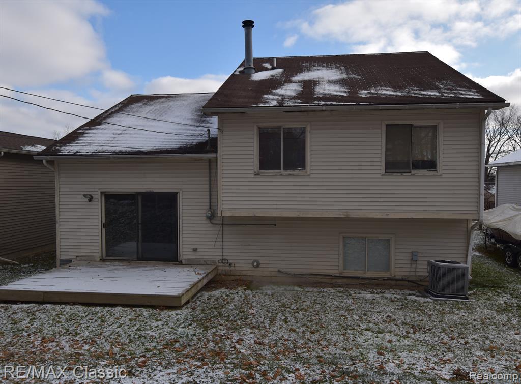 746 WOODINGHAM Avenue, Waterford, MI 48328 — Photo 3