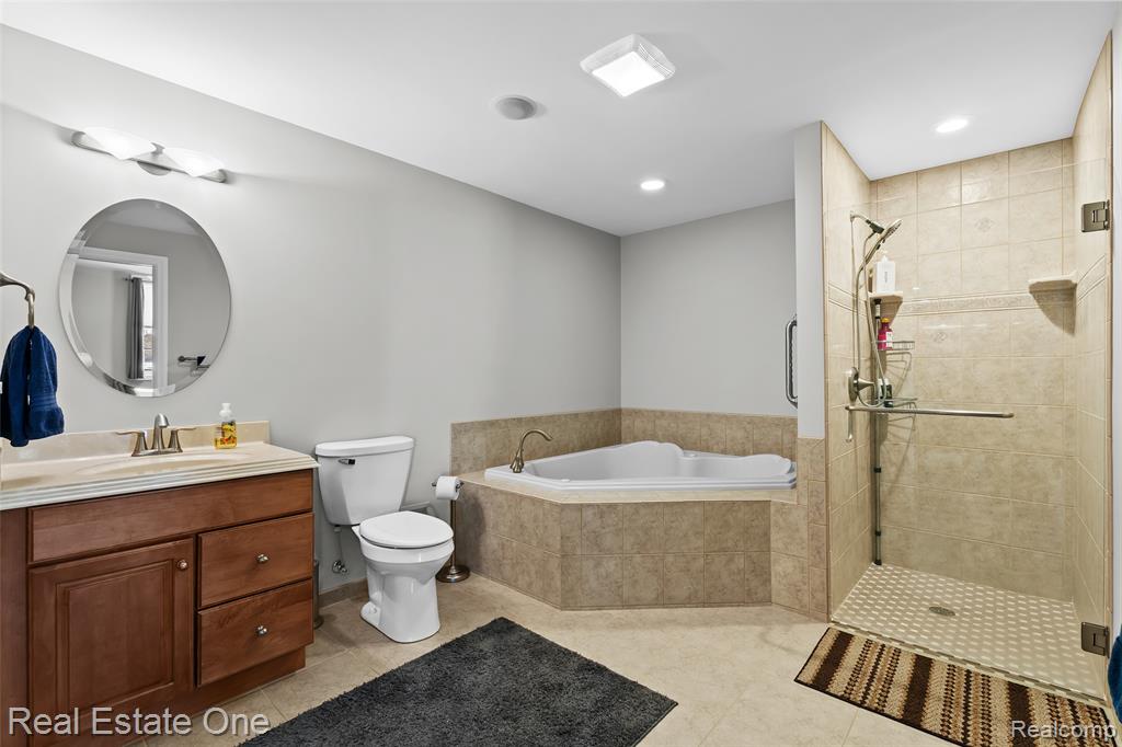9032 Palmers Way Drive, Fenton, MI 48430 — Photo 34
