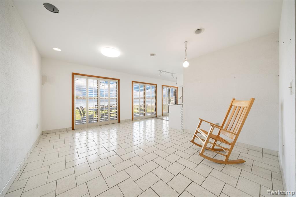 935 Stratton Drive, Waterford, MI 48328 — Photo 9