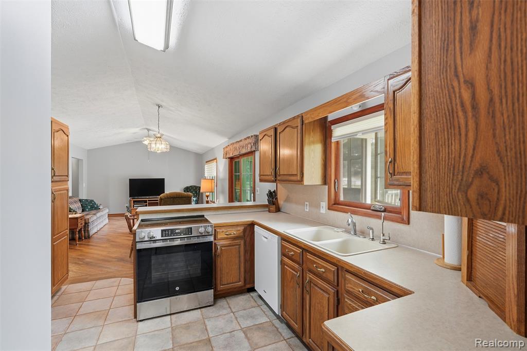 2482 Valley Lane Drive, Grand Blanc, MI 48439 — Photo 12