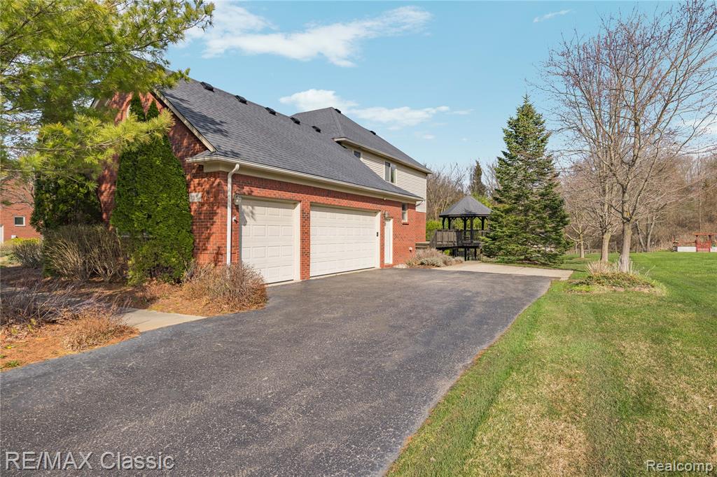 4930 Menominee Lane, Clarkston, MI 48348 — Photo 8