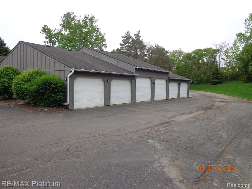 620 CURZON Court, 102, Howell, MI 48843 — Photo 2