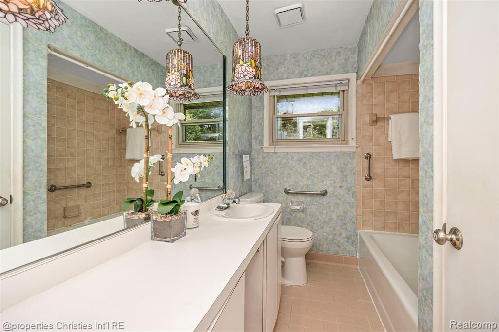 6391 Wing Lake Road, Bloomfield Hills, MI 48301 — Photo 22