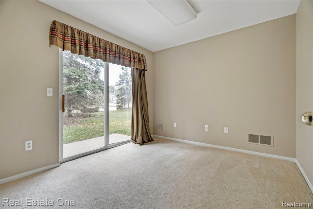 6975 EDGEWATER Drive, Troy, MI 48085 — Photo 19