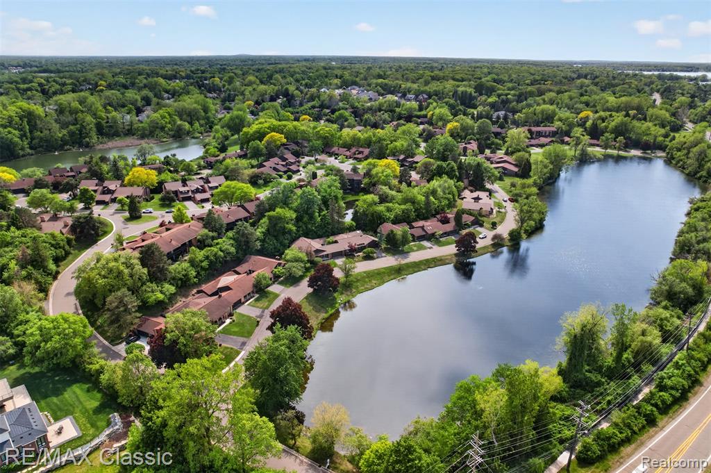2061 Burgundy Street, West Bloomfield, MI 48323 — Photo 10