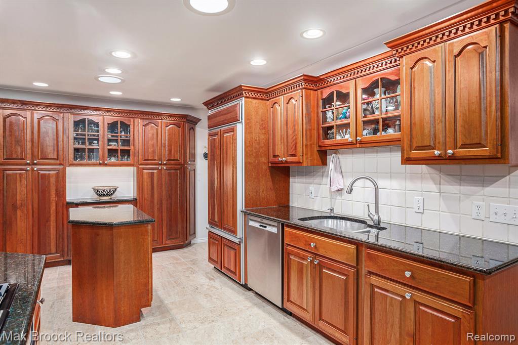 855 N Pemberton Road, Bloomfield Hills, MI 48302 — Photo 8