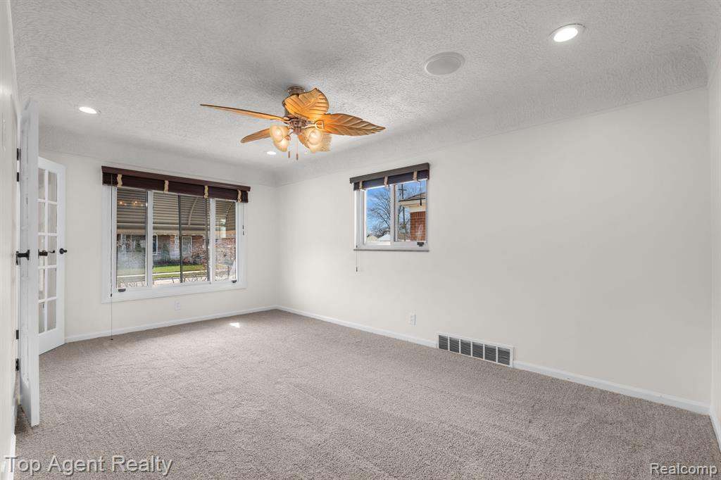 18027 Curtain Avenue, Eastpointe, MI 48021 — Photo 13