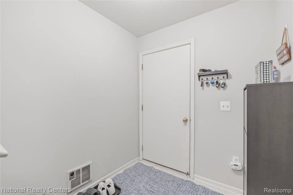 128 Sandy Lane, Walled Lake, MI 48390 — Photo 25