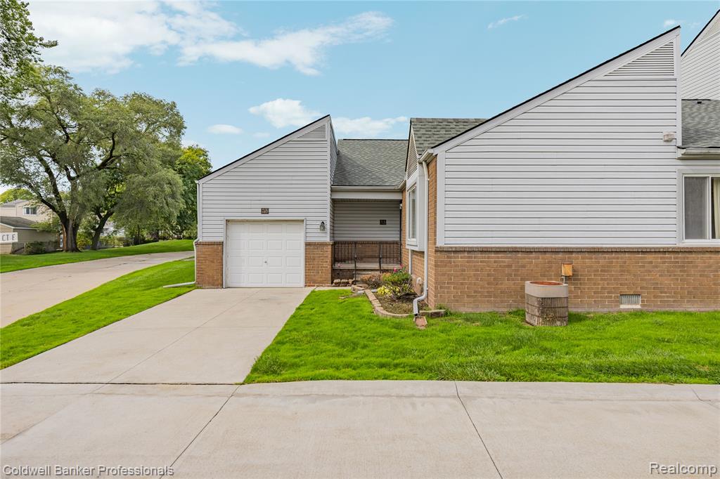 715 Claire Pointe Court E, Saint Clair Shores, MI 48081