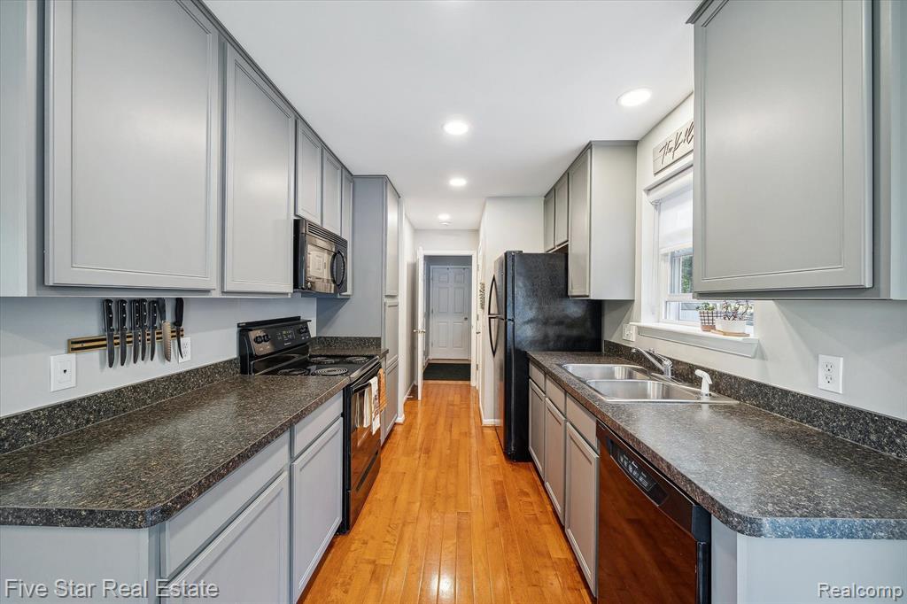 490 CLAYBURN Boulevard, Waterford, MI 48327 — Photo 13