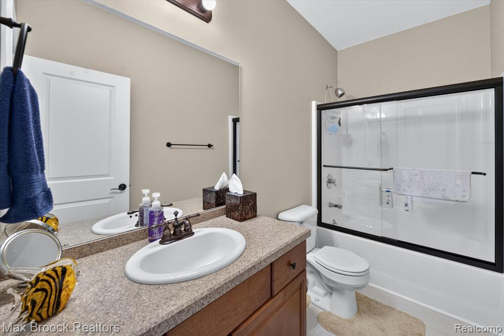 13141 Harbor Landings Drive, 76, Fenton, MI 48430 — Photo 20
