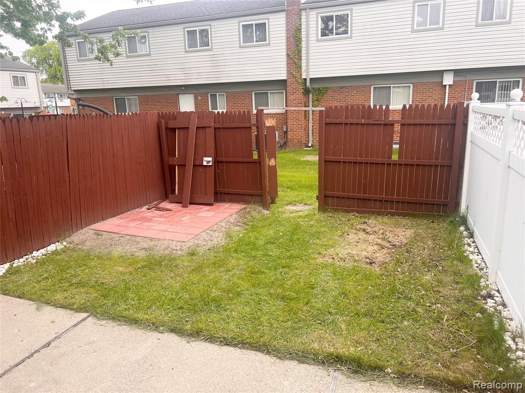25647 Salem, 102, Roseville, MI 48066 — Photo 17