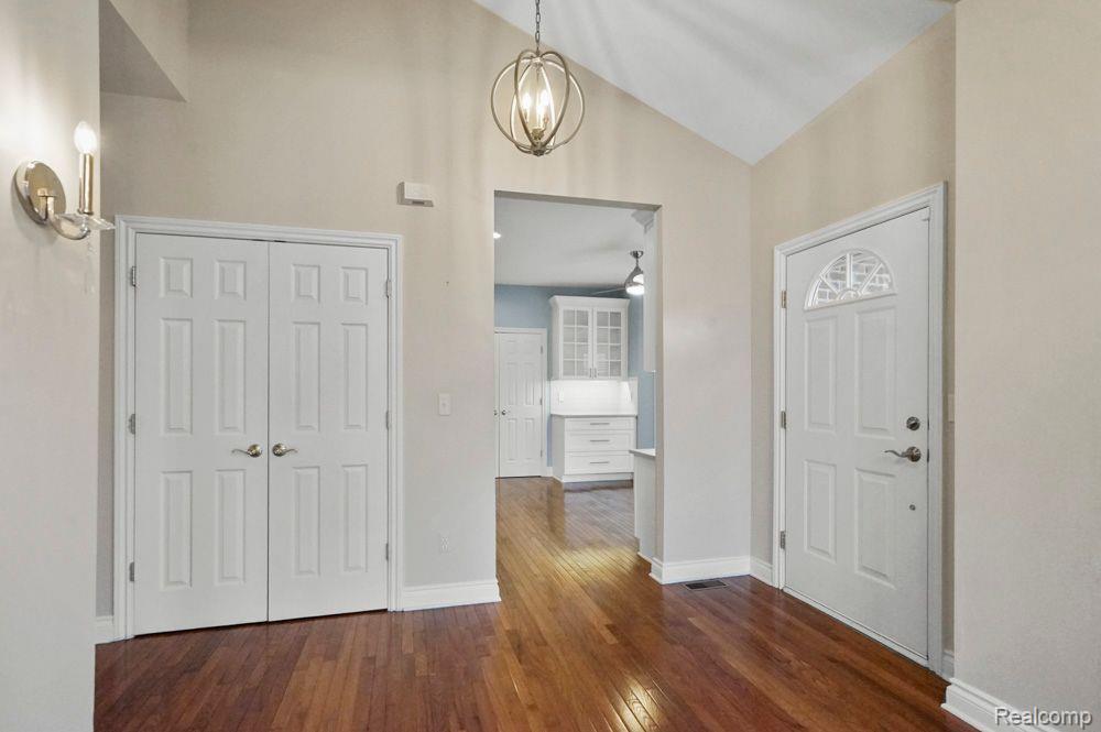 71 BURNIAH Lane, Lake Orion, MI 48362 — Photo 5