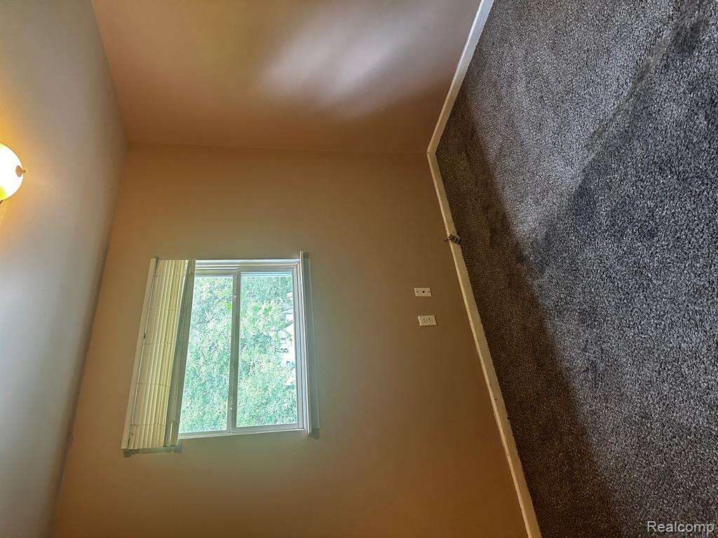 61 E New York Avenue, Pontiac, MI 48340 — Photo 8