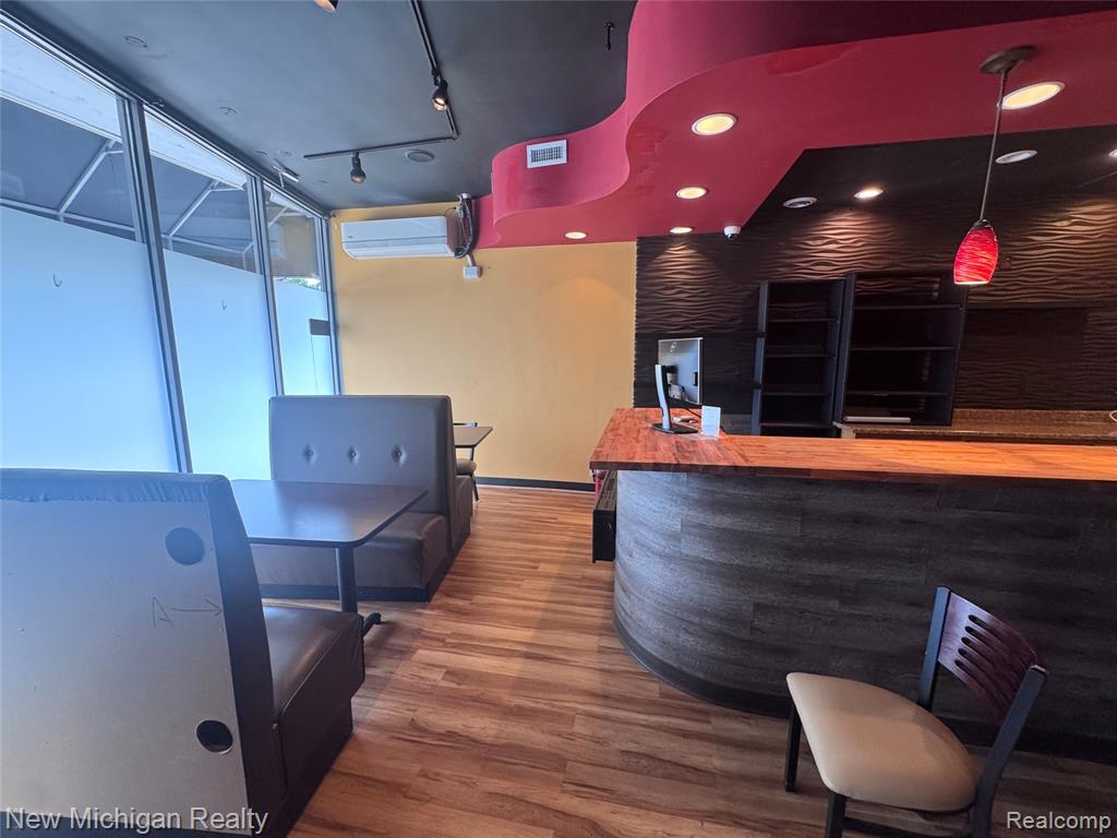 19603 Mack Avenue, Grosse Pointe Woods, MI 48236