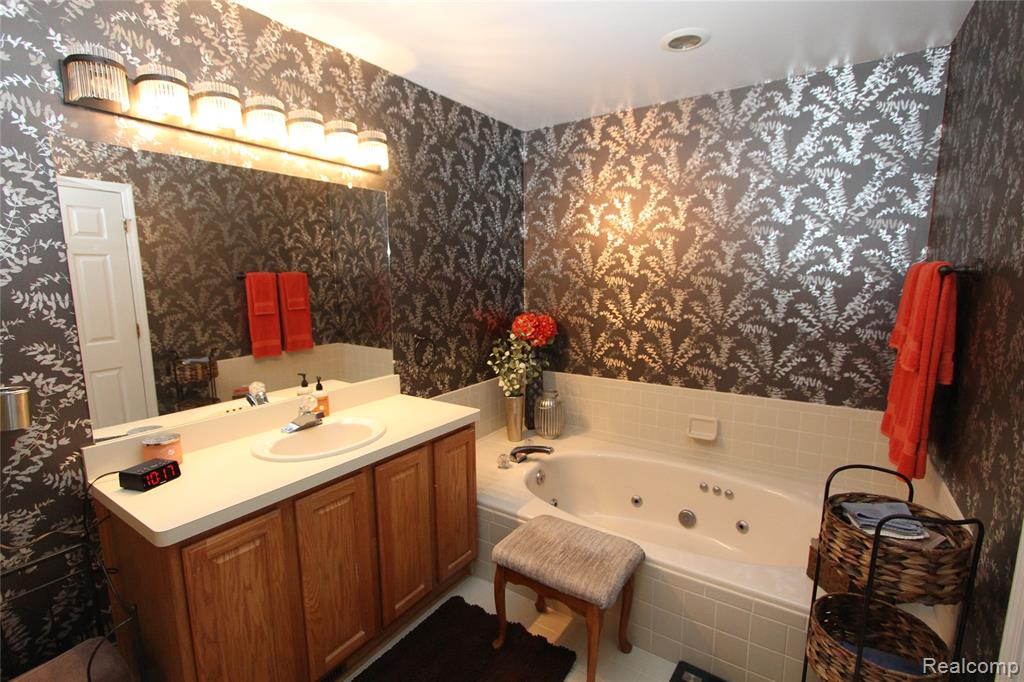 43103 W Kirkwood Drive, Clinton Twp, MI 48038 — Photo 13