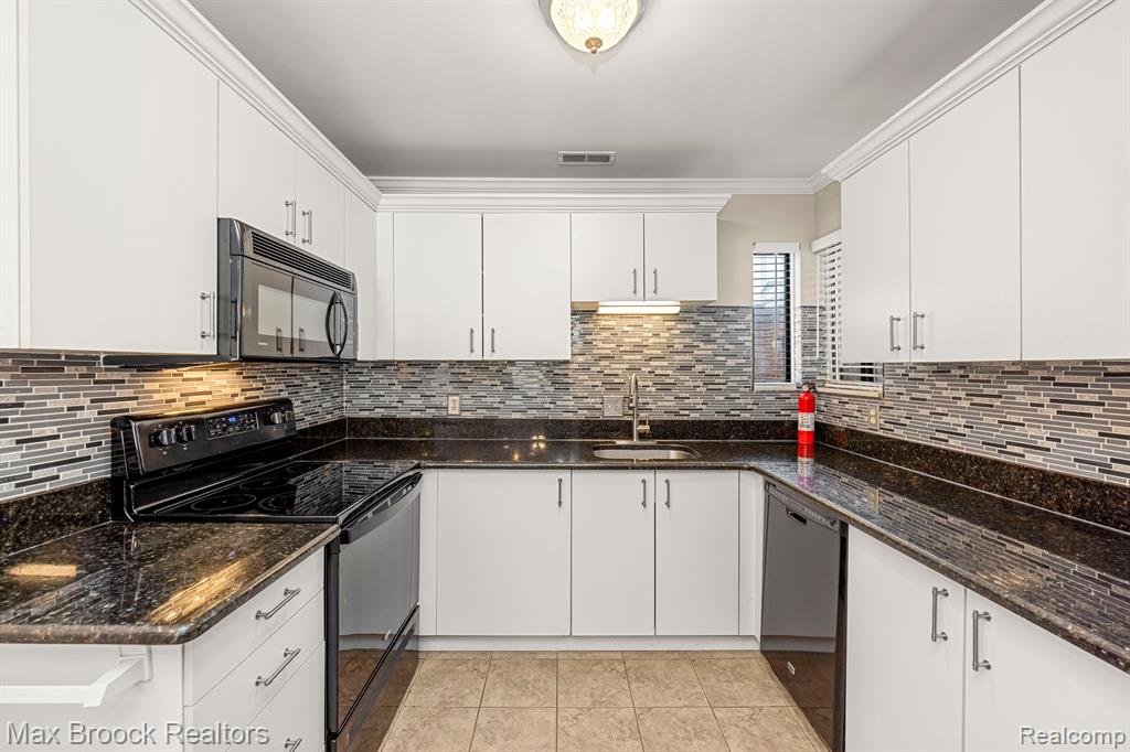 6689 W Ridgefield Circle, West Bloomfield, MI — Photo 14
