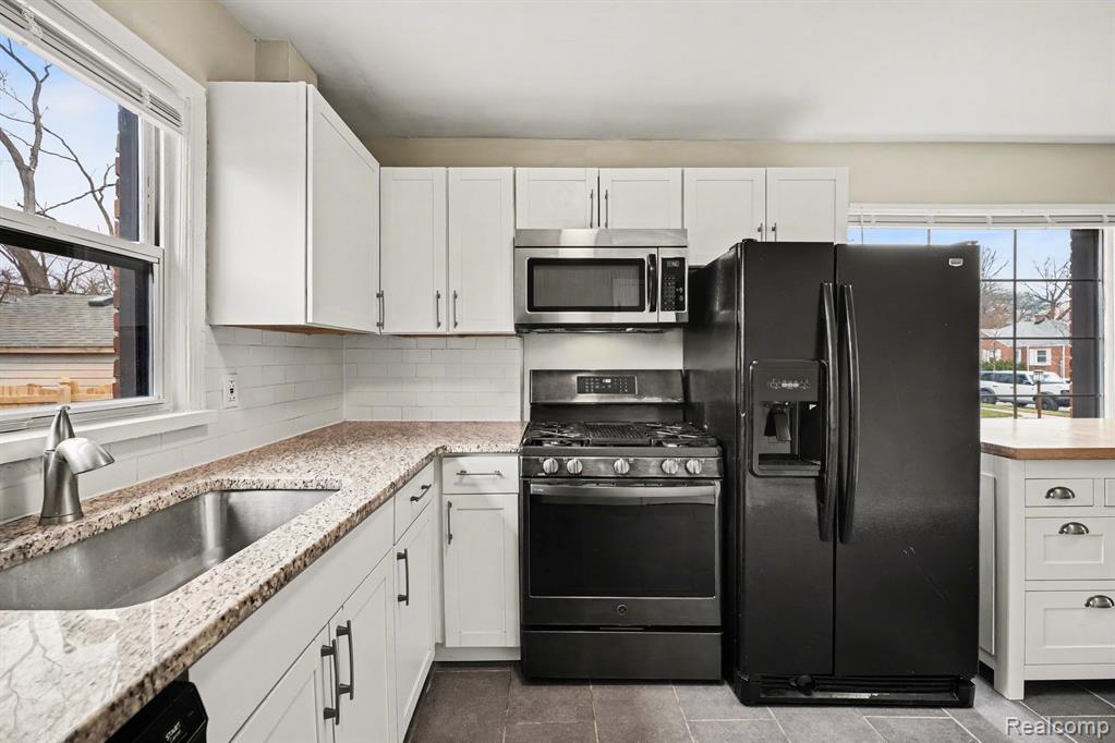 23031 Republic Avenue, Oak Park, MI 48237 — Photo 10