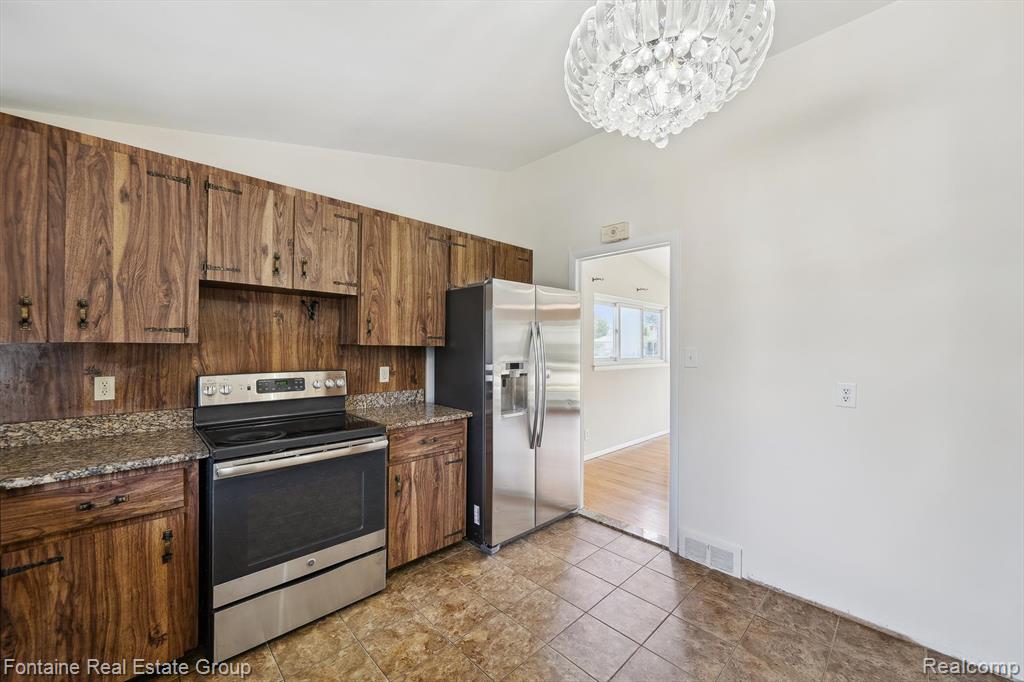 8657 Mercedes Street, Dearborn Heights, MI 48127 — Photo 11