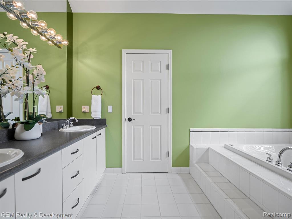 7487 KENNINGTON Boulevard, West Bloomfield, MI — Photo 15