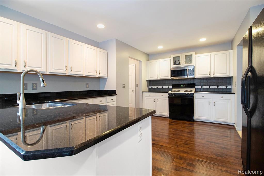 4859 WINDSWEPT Drive, Milford, MI 48380 — Photo 9