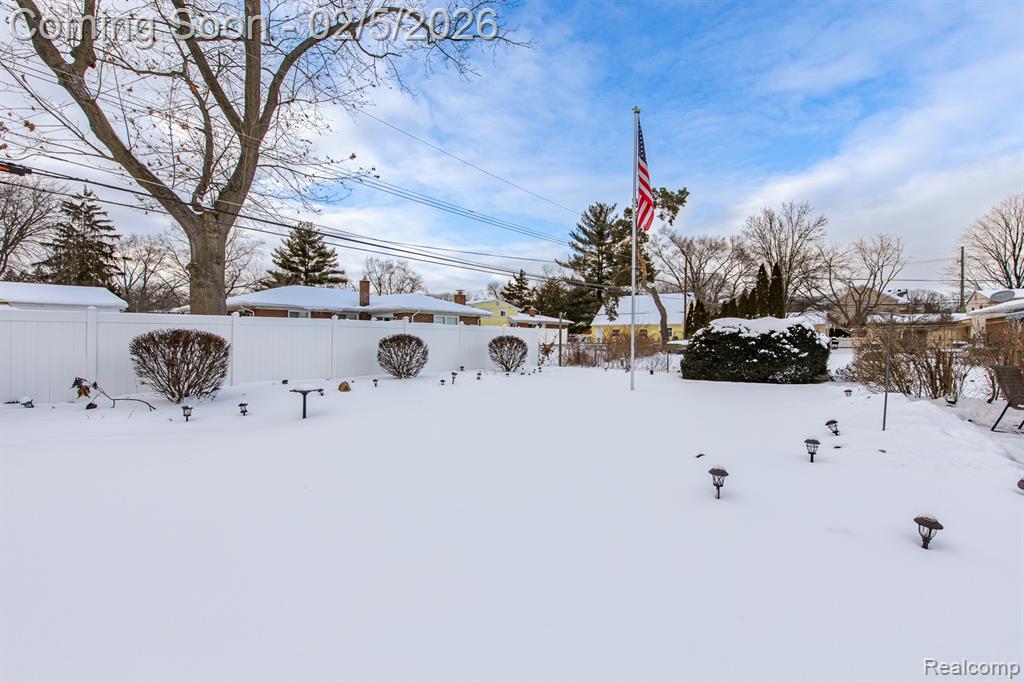 21123 Laurelwood Street, Farmington, MI 48336 — Photo 33