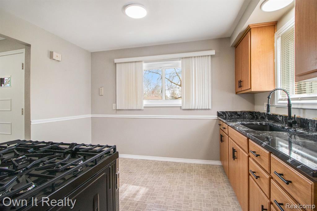 4992 MCKINLEY Street, Dearborn Heights, MI 48125 — Photo 11