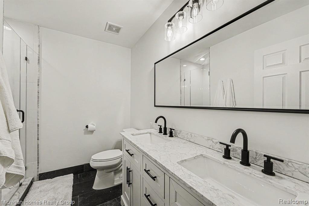 2070 S Red Maple Lane S, 106, Commerce Twp, MI 48390 — Photo 10