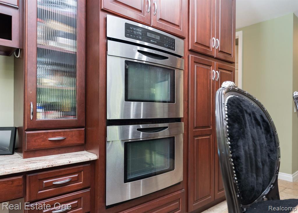 6120 EVANSWOOD Road, Troy, MI, 48085