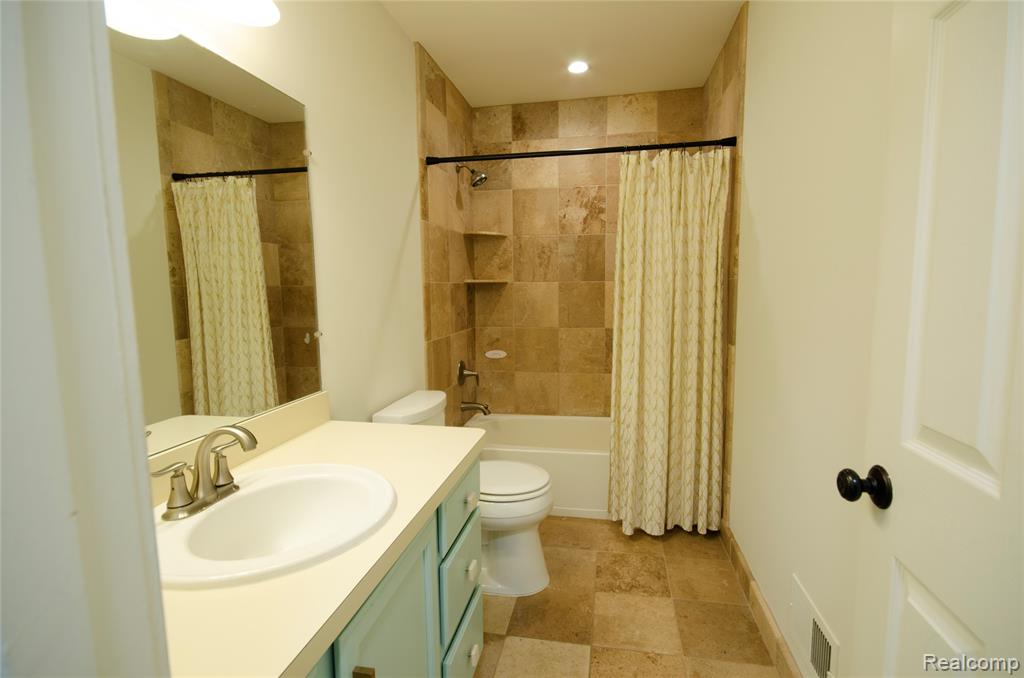 1402 Fieldstone Court, Ann Arbor, MI 48108 — Photo 12