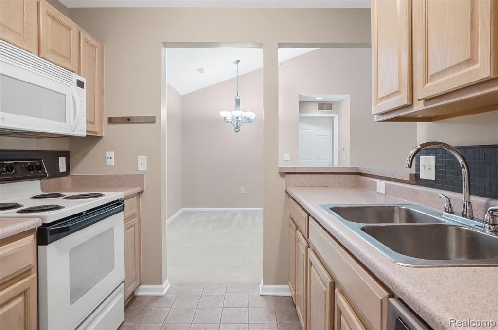 859 Amanda Lane, Pontiac, MI 48340 — Photo 8