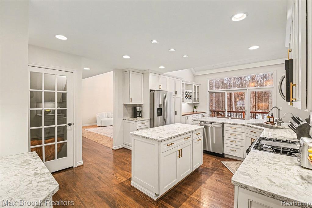 9858 Forest Ridge Drive, Clarkston, MI 48348 — Photo 16