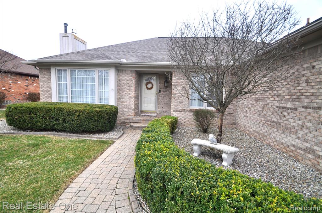 46654 SPRINGHILL Drive, Utica, MI 48317 — Photo 2