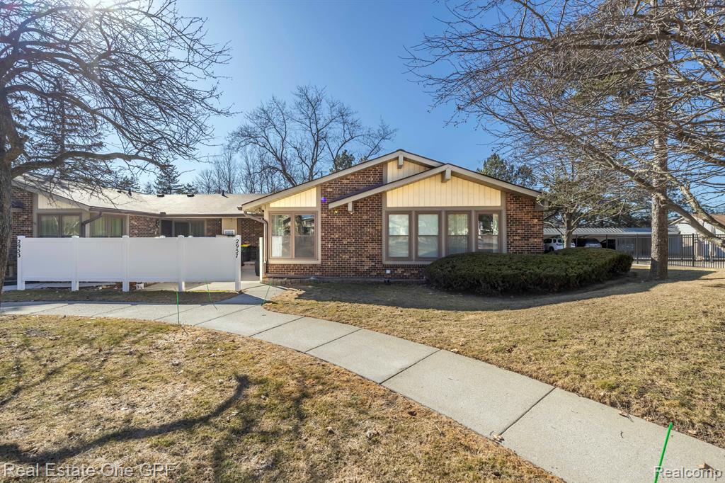 2957 ROUNDTREE Drive, Troy, MI 48083 — Photo 2