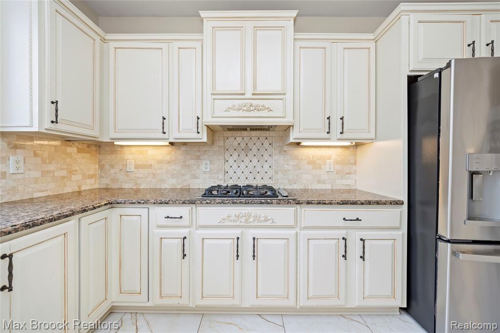 7083 Chatham Court, West Bloomfield, MI — Photo 20