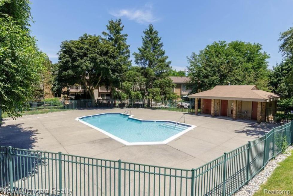 673 Oakbrook W, Rochester Hills, MI 48307 — Photo 33