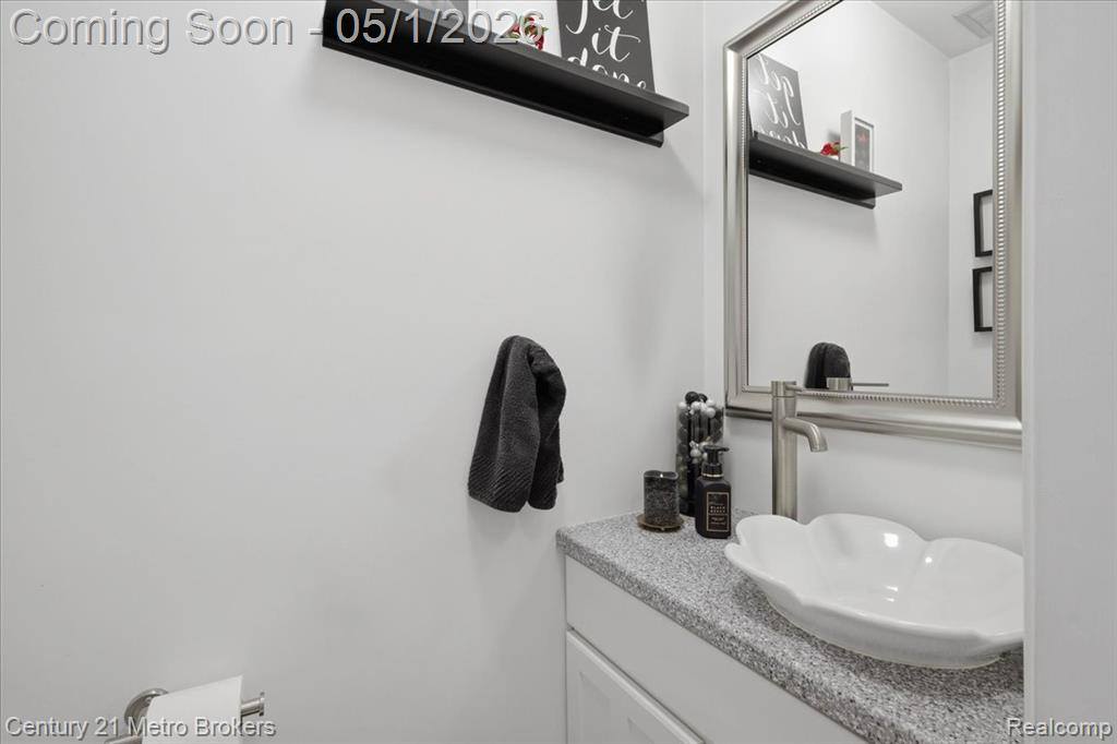 5060 Oneida Drive, Clarkston, MI 48348 — Photo 34