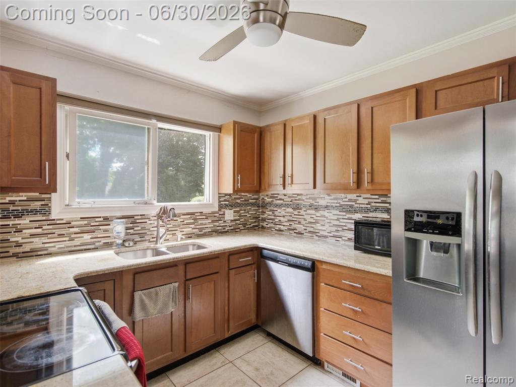 8241 Janis Street, Utica, MI 48317 — Photo 9