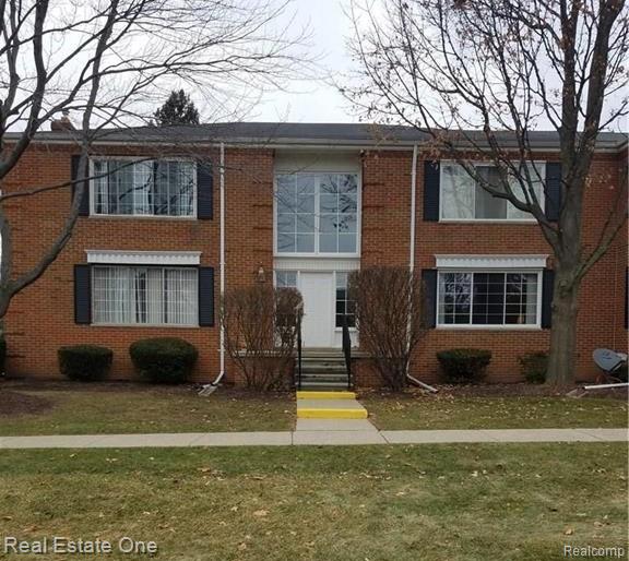 754 E Fox Hills Drive, Bloomfield Hills, MI 48304 — front exterior
