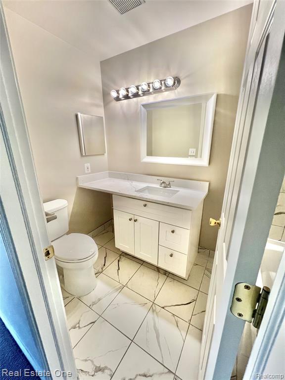 6121 ORCHARD LAKE, 202, West Bloomfield, MI — Photo 15