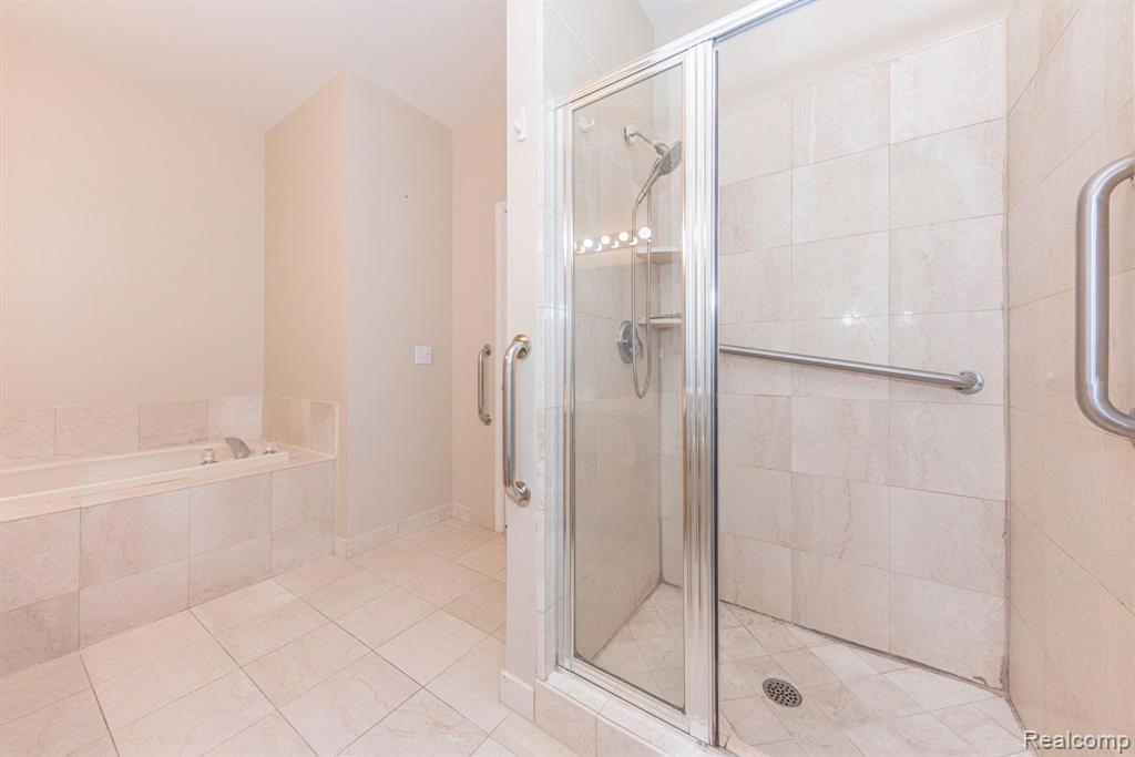 7246 Gateway Drive, West Bloomfield, MI — Photo 40