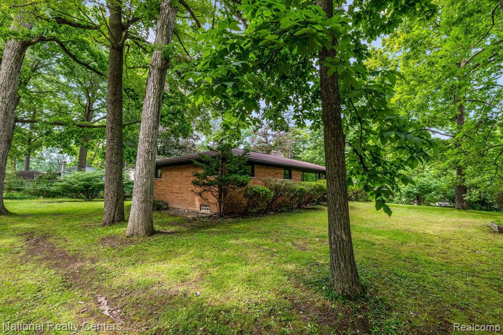 4211 WOODMONT Drive, Waterford, MI 48329 — Photo 27