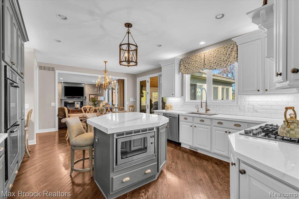 6462 W OAKS Drive, West Bloomfield, MI 48324 — Photo 9