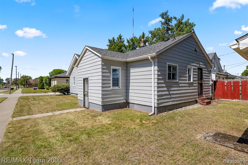 21304 Glen Lodge Road, Royal Oak, MI 48220 — Photo 8