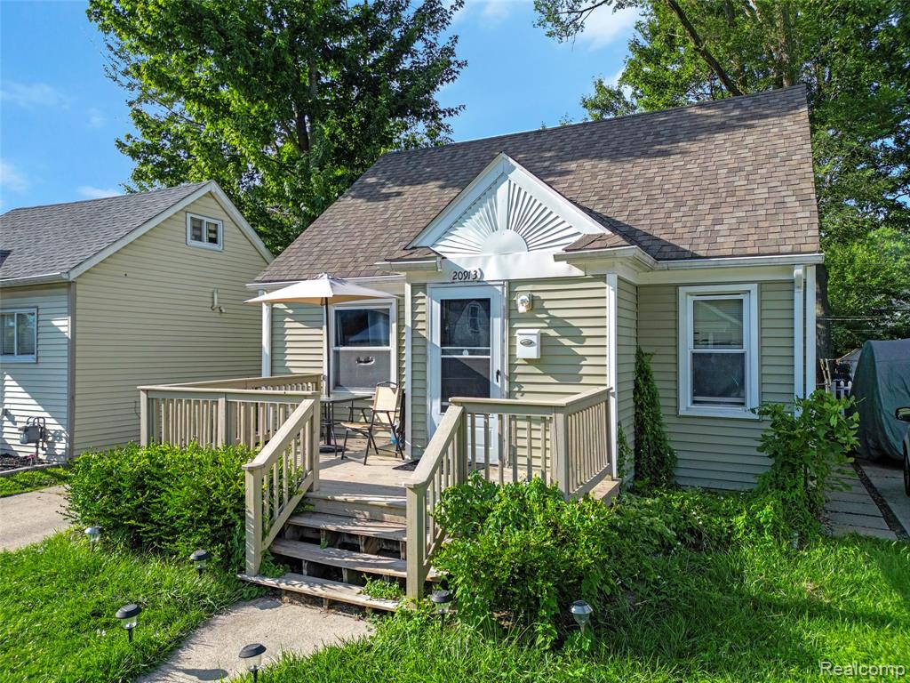 20913 Ridgemont Road, Harper Woods, MI 48225 — Photo 17