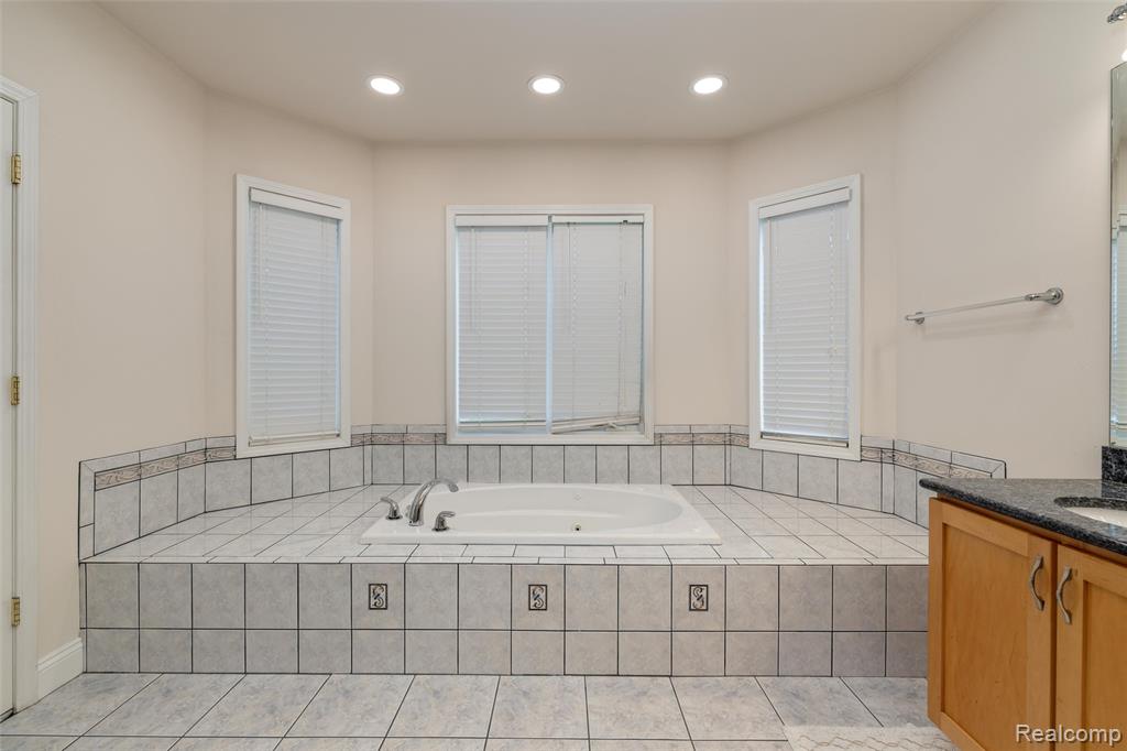 52041 Loon Court, Shelby Twp, MI 48315 — Photo 33