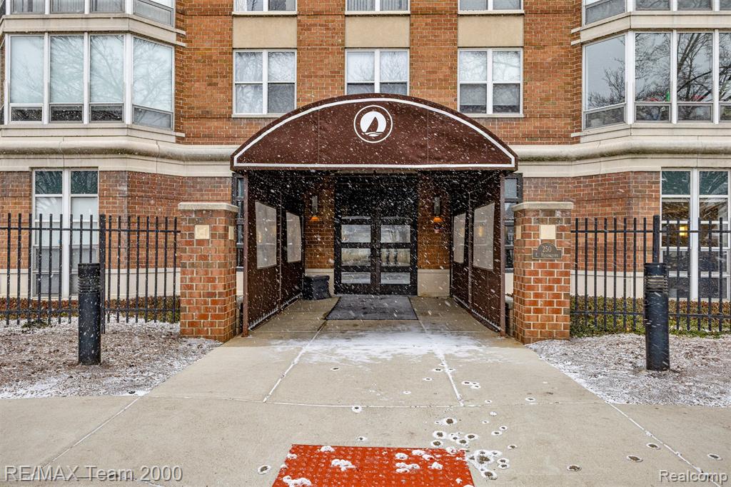250 E HARBORTOWN Drive, 702, Detroit, MI 48207 — Photo 2