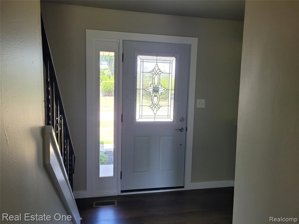 4212 Halkirk Drive, Waterford, MI 48329 — Photo 8